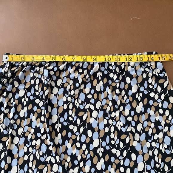 BCBGMaxAzria Leaf Pattern Skirt Size Large - Picture 10 of 11